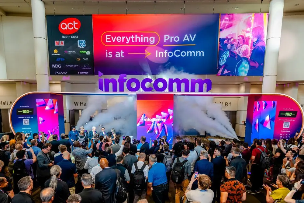 Entrada principal de InfoComm 2026, el evento internacional donde se presentan innovaciones en pantallas interactivas, tecnología educativa y soluciones audiovisuales.