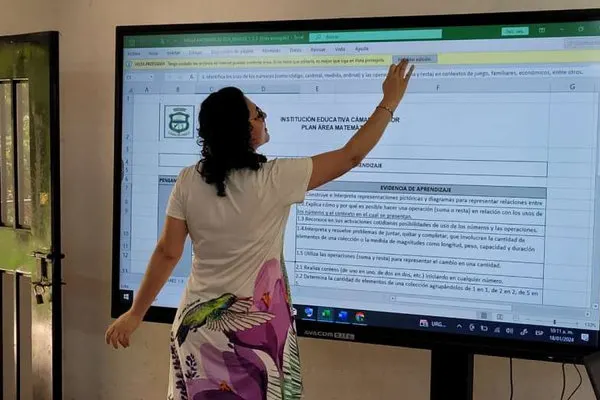 Aula inteligente con pantalla interactiva en una institución educativa de Armenia, Quindío