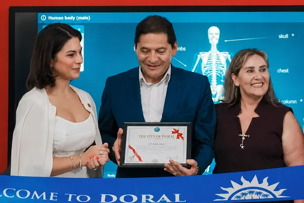 Corte de listón en la inauguración de la oficina de AVACOM en Doral, Florida