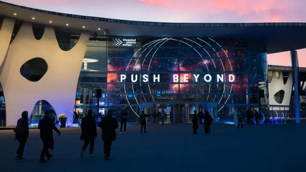 Fachada de la Fira de Barcelona iluminada con el lema PUSH BEYOND durante ISE 2026