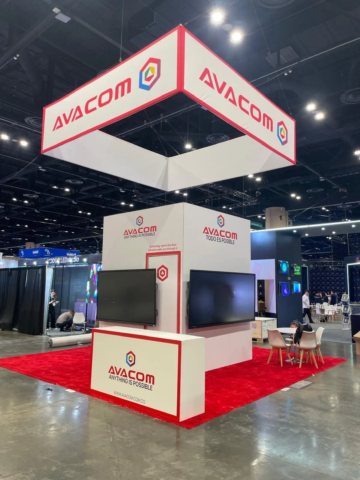 Stand de AVACOM en InfoComm 2025 Orlando con pantallas interactivas para aulas inteligentes