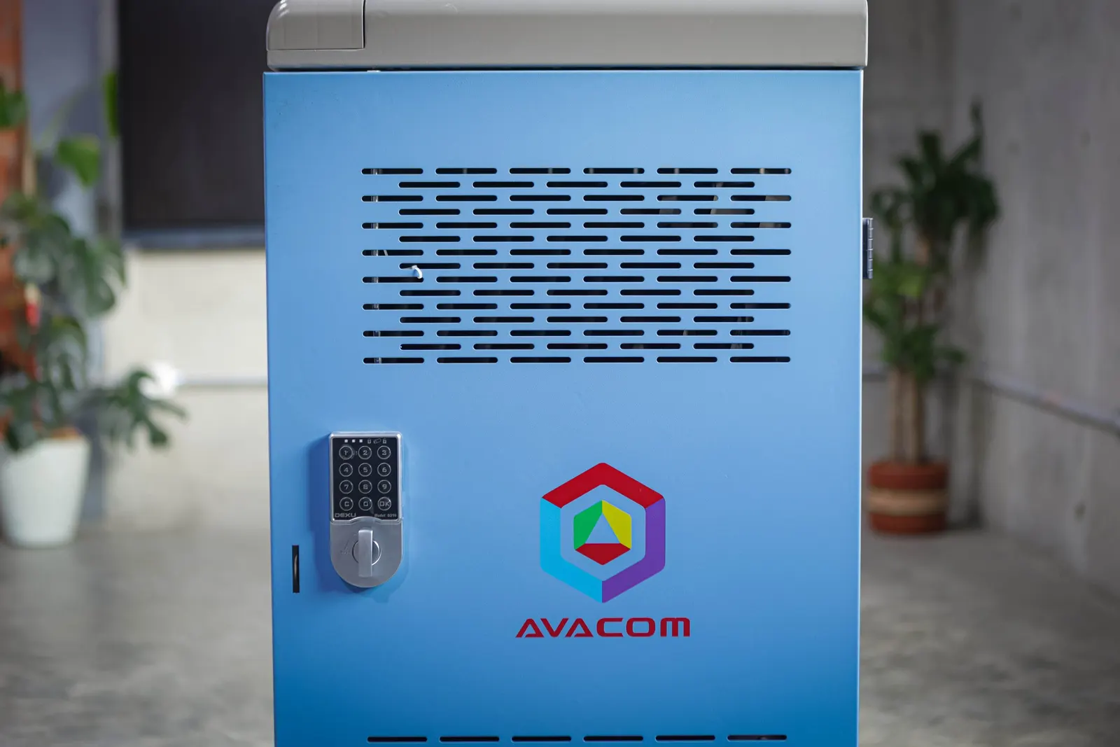 The blue CarGo cart closed, head-on, with the AVACOM logo